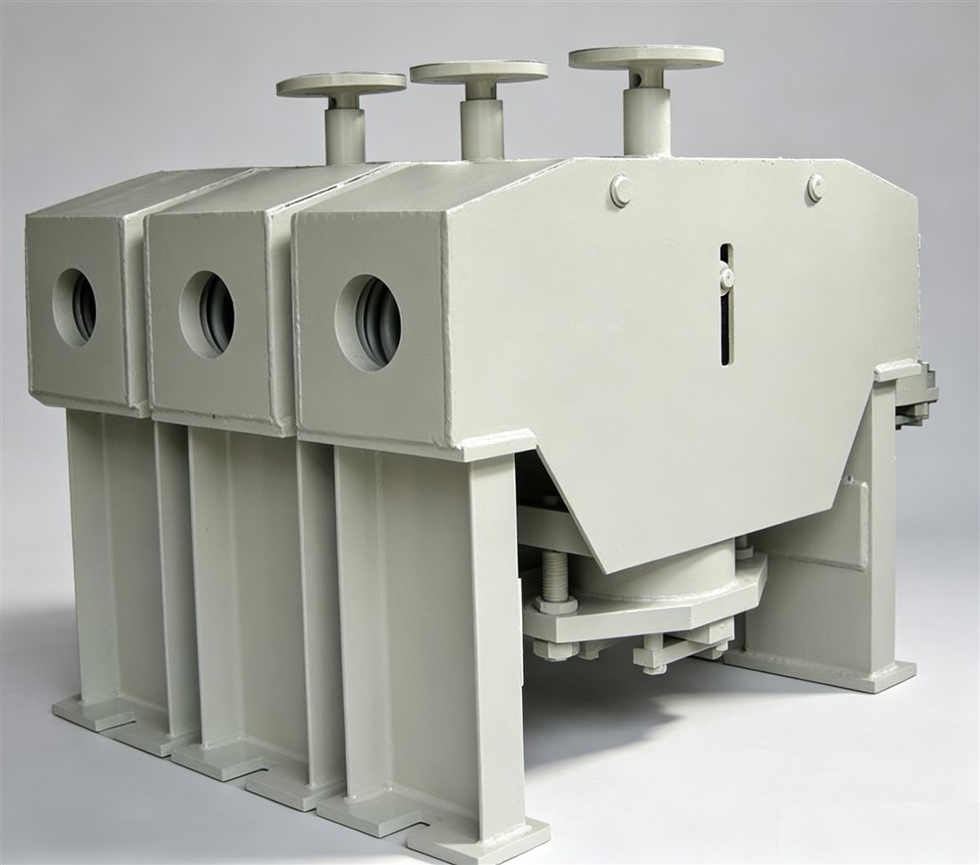 Base-mounted triple constant support arrangement on fabricated steel stands