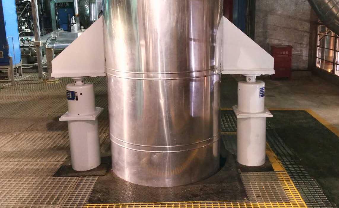 Base-mounted variable spring supports installed under an insulated vessel skirt