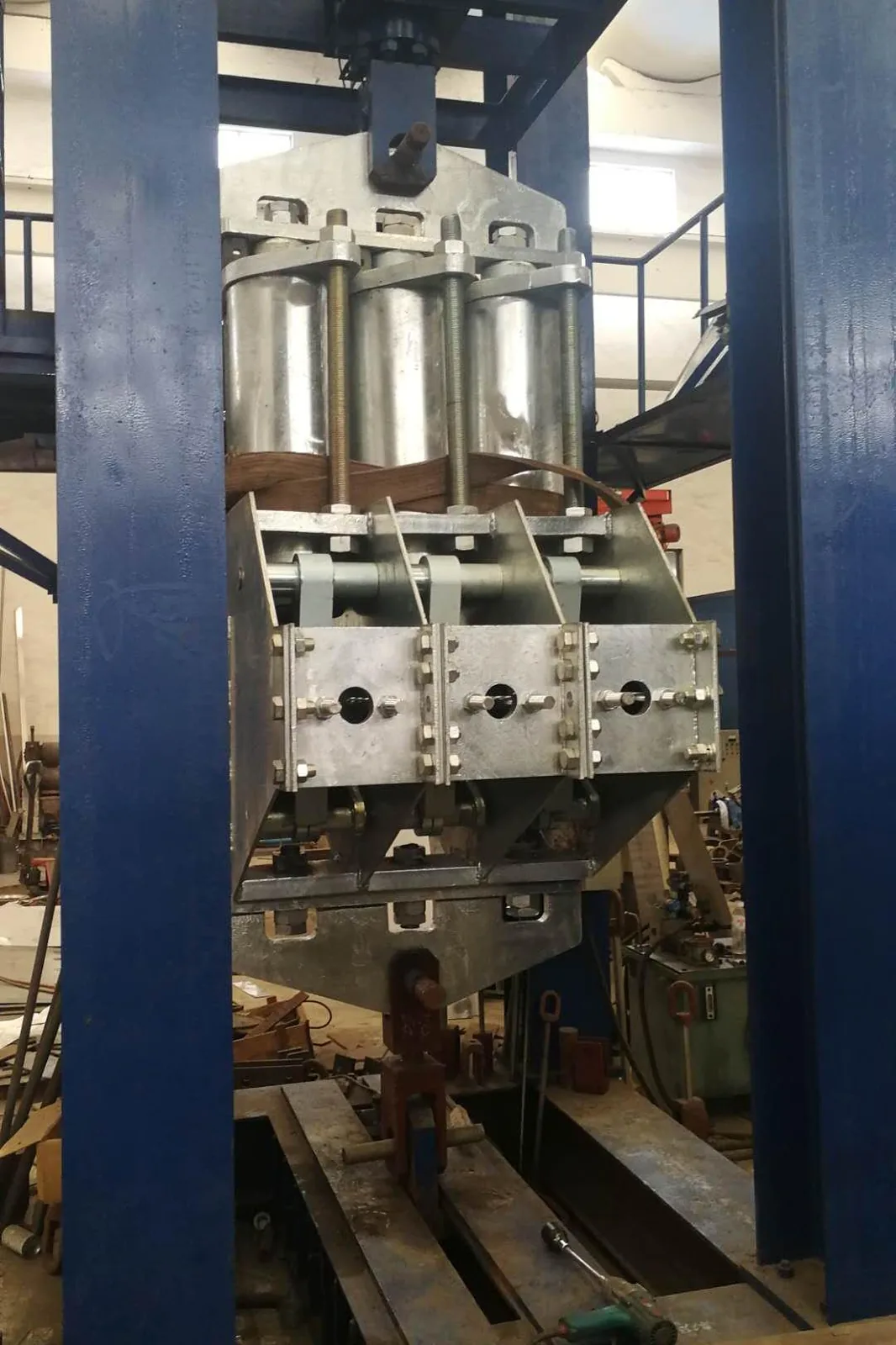 Cylindrical damping unit mounted vertically in factory test equipment