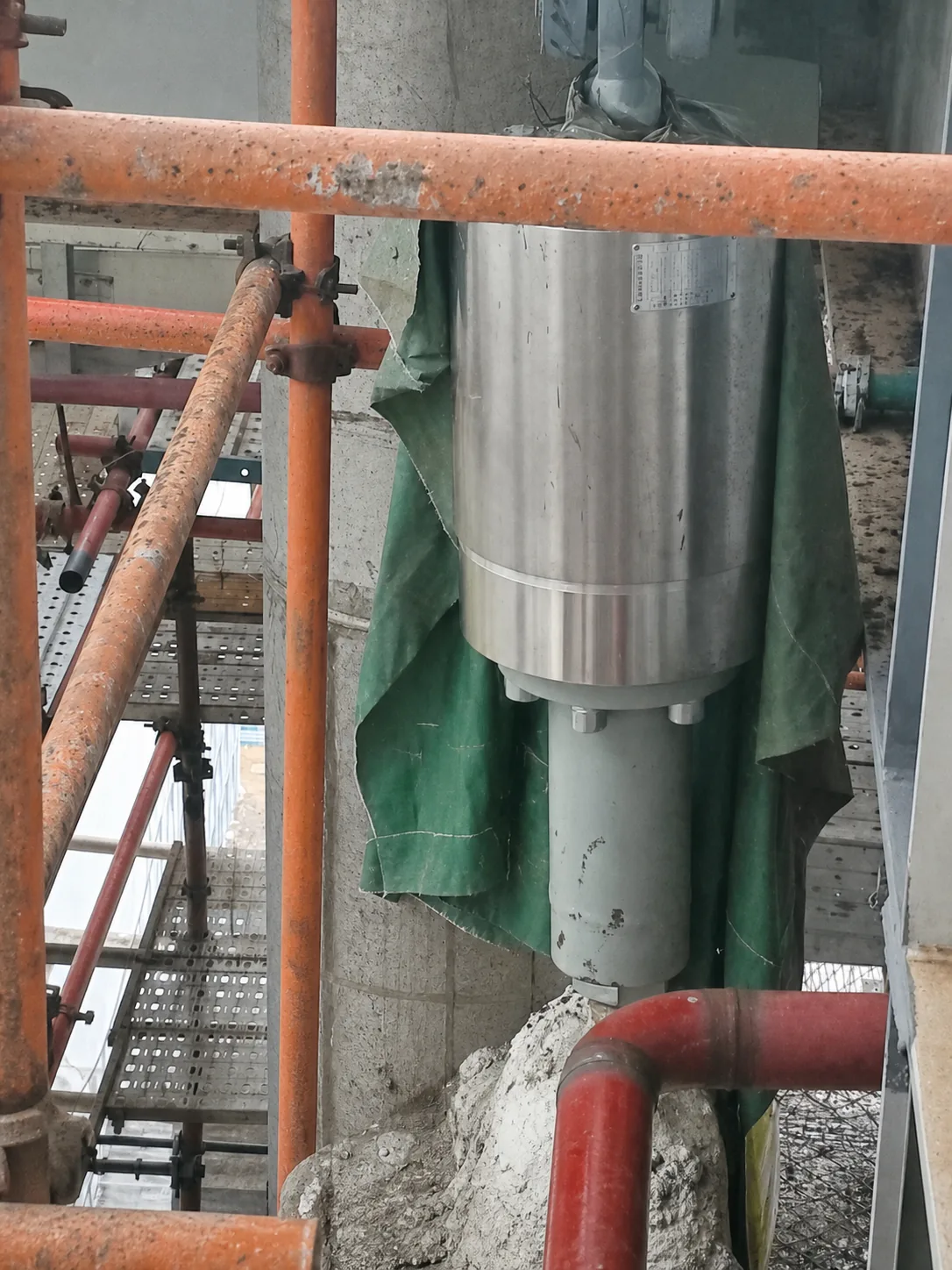 Installed cylindrical damping unit between a piping support point and surrounding structure at an anonymized power facility